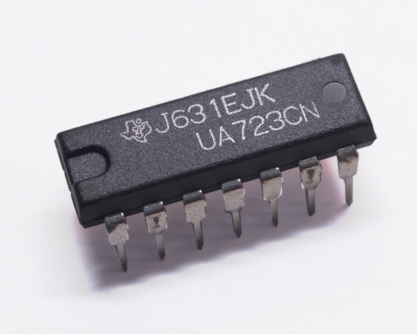 可変電圧レギュレーター 2 - 37V 150mA TEXAS UA723CN