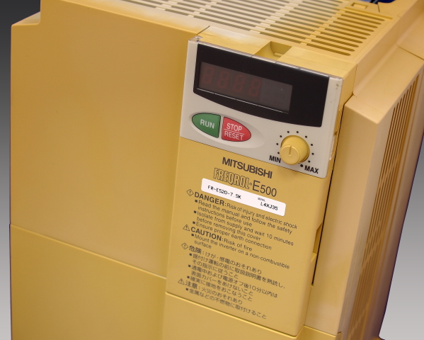 AC200V 7.5kW インバーター 三菱電機 FR-E520-7.5K 外観難アリ