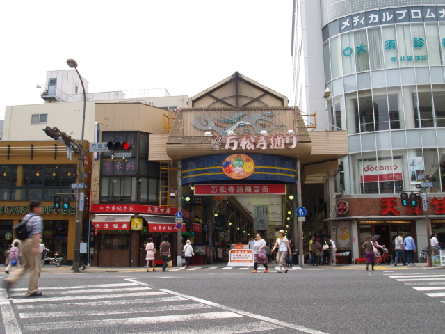 地下鉄上前津駅 12番出口(名城線)を出てすぐの交差点を左に曲がると大須商店街入り口が見えてまいります。
